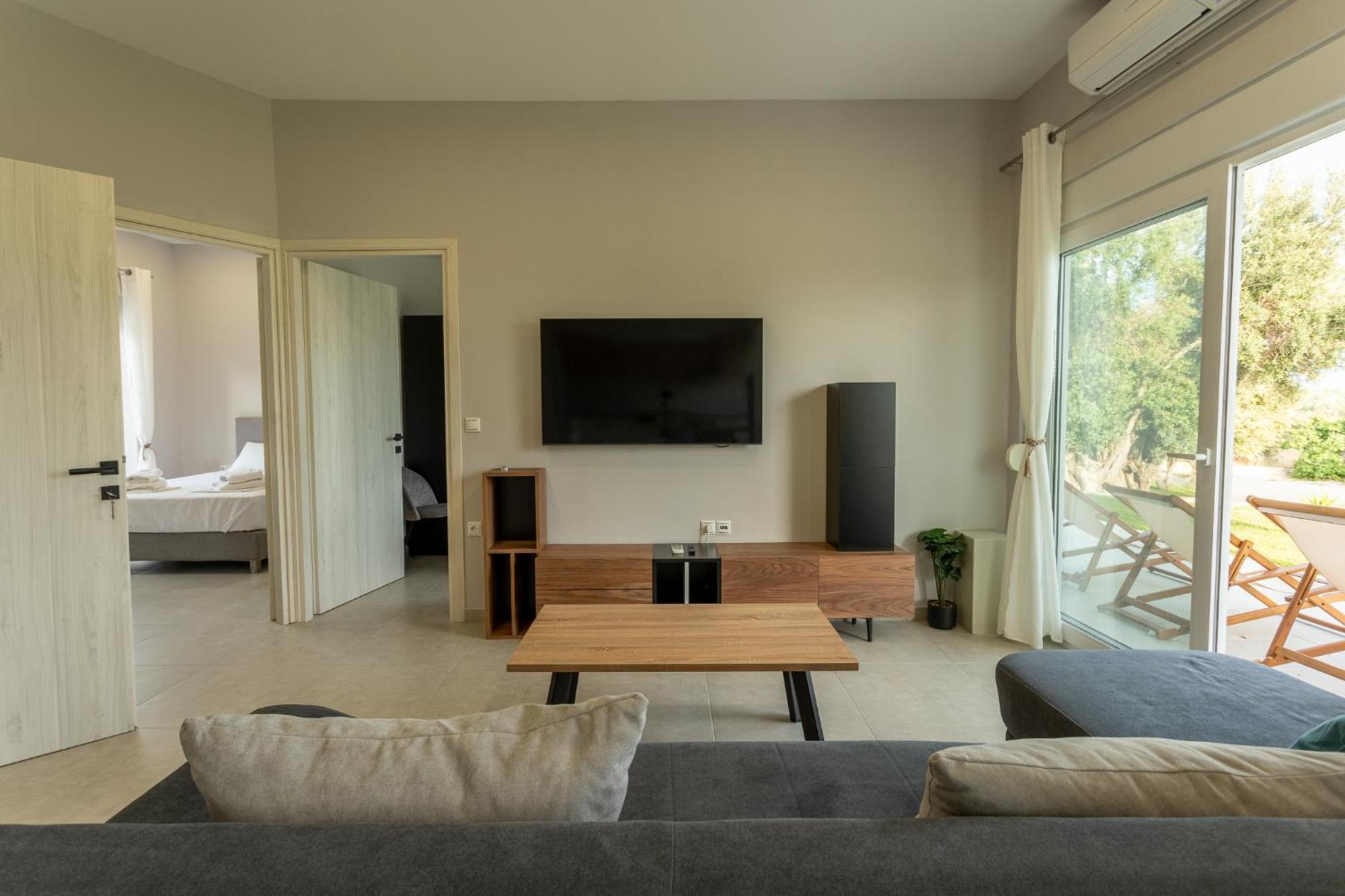 Blue Waves Luxury Suites By The Sea Plomari Exteriör bild
