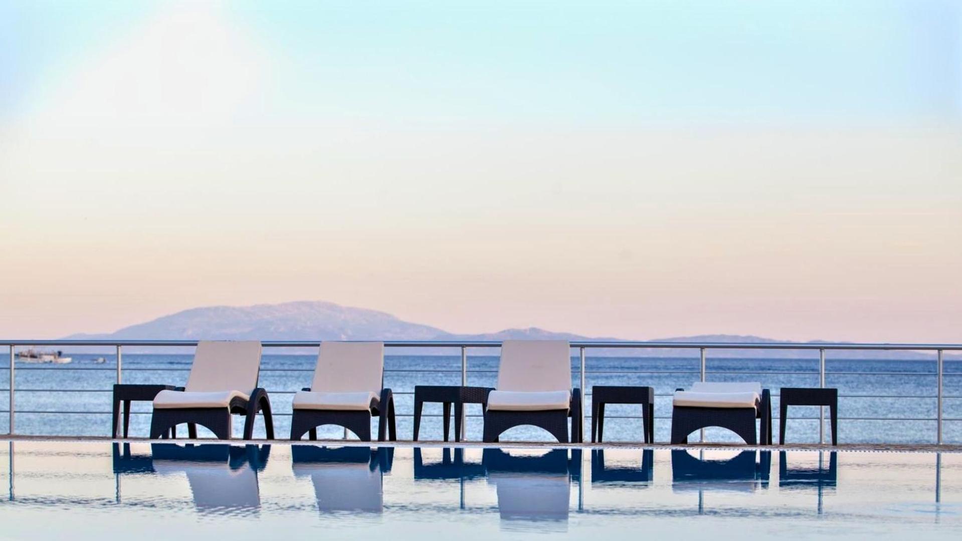 Blue Waves Luxury Suites By The Sea Plomari Exteriör bild
