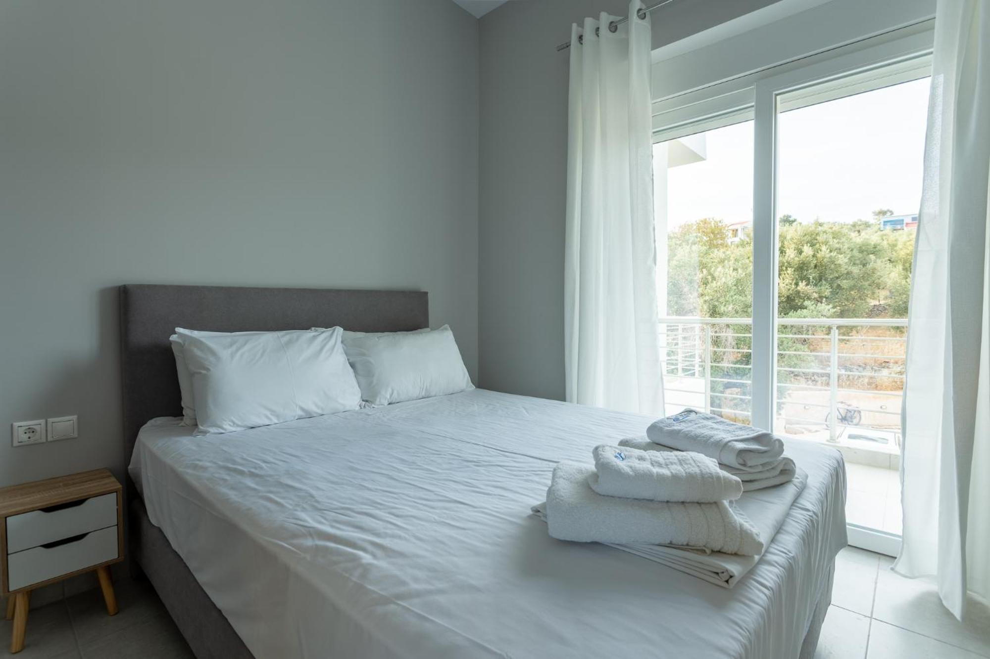 Blue Waves Luxury Suites By The Sea Plomari Exteriör bild